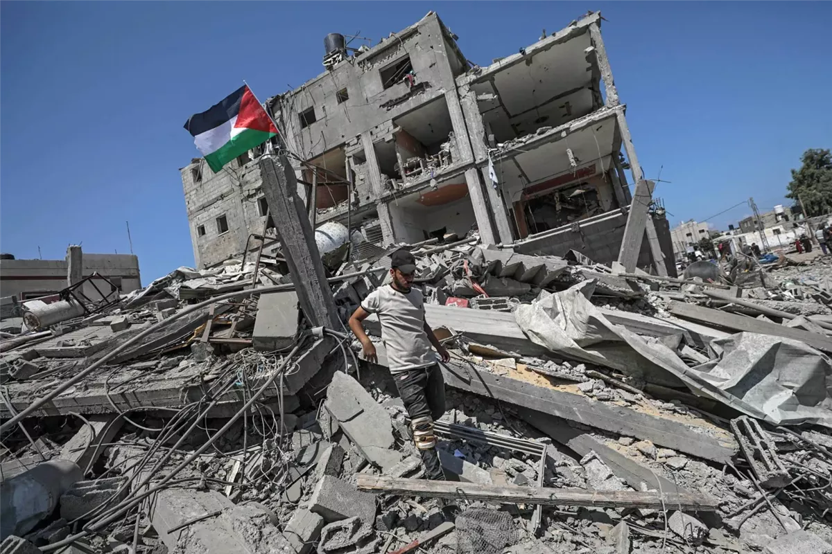 العلم الفلسطيني فوق أنقاض المنازل المدمرة في قطاع غزة