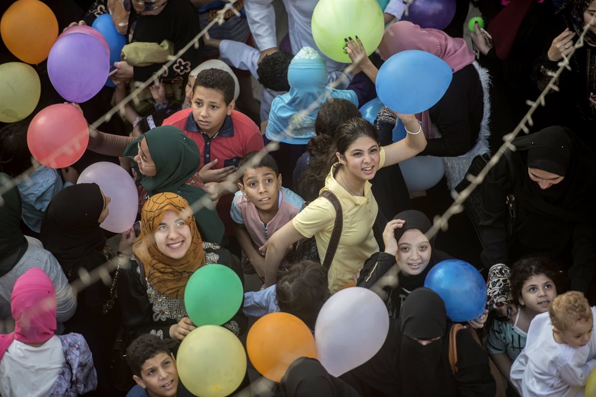 مواطنون يحتفلون بعيد الفطر المبارك