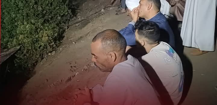 أب ينتظر خروج جثامين عائلته