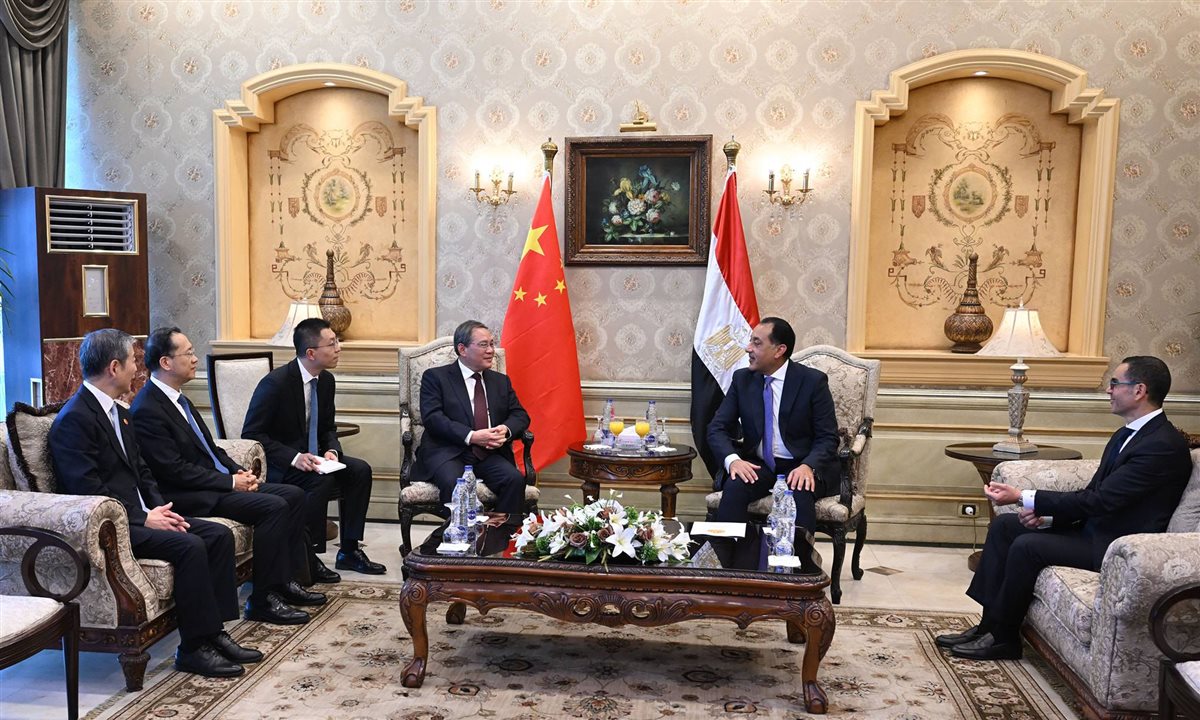 لقاء رئيس الوزراء مع رئيس مجلس الدولة الصيني