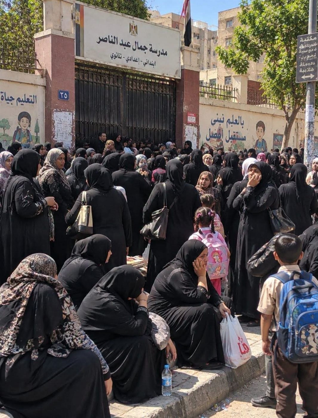 انتظار أولياء الأمور للطلاب أمام المدارس