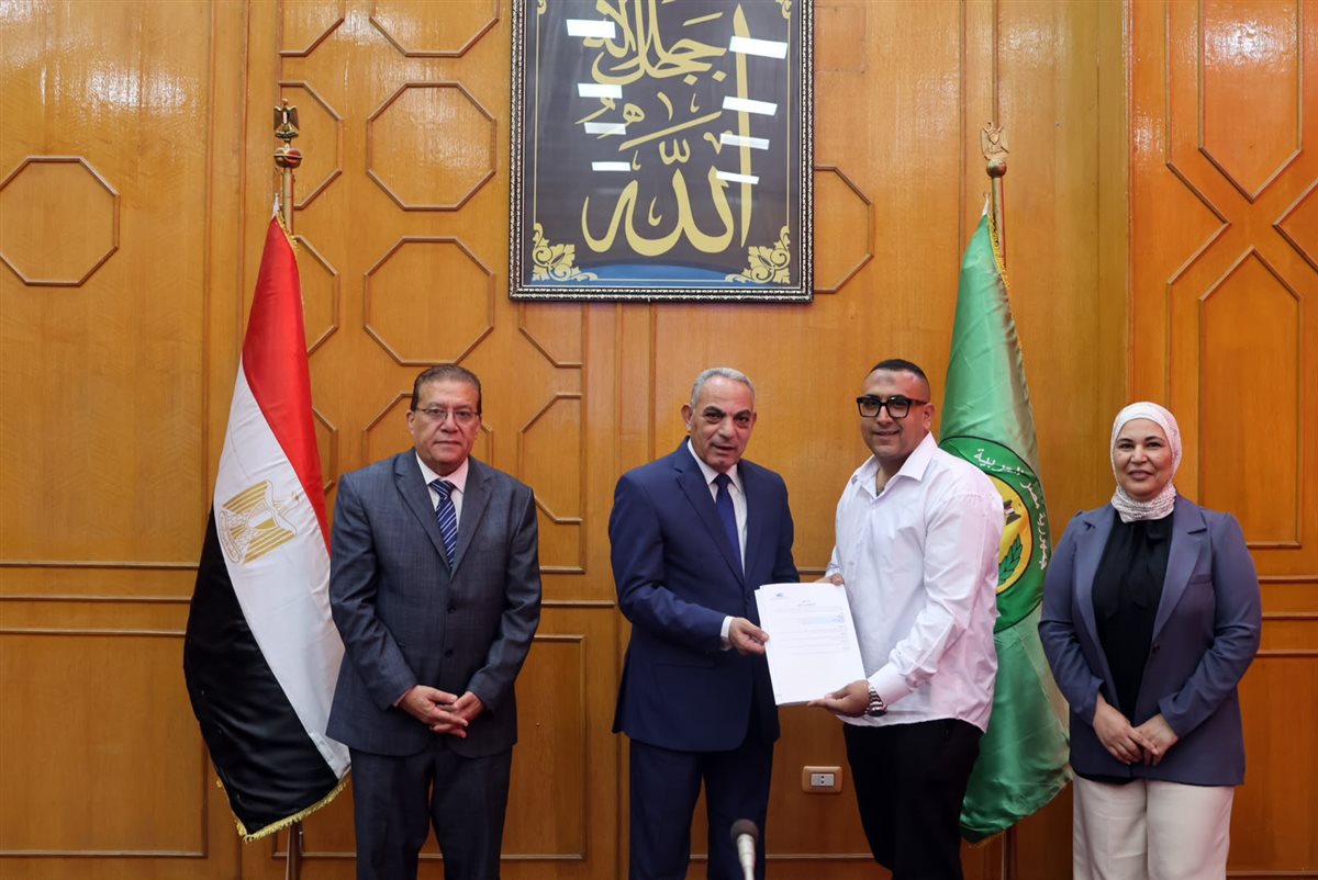 جانب من تسليم العقود