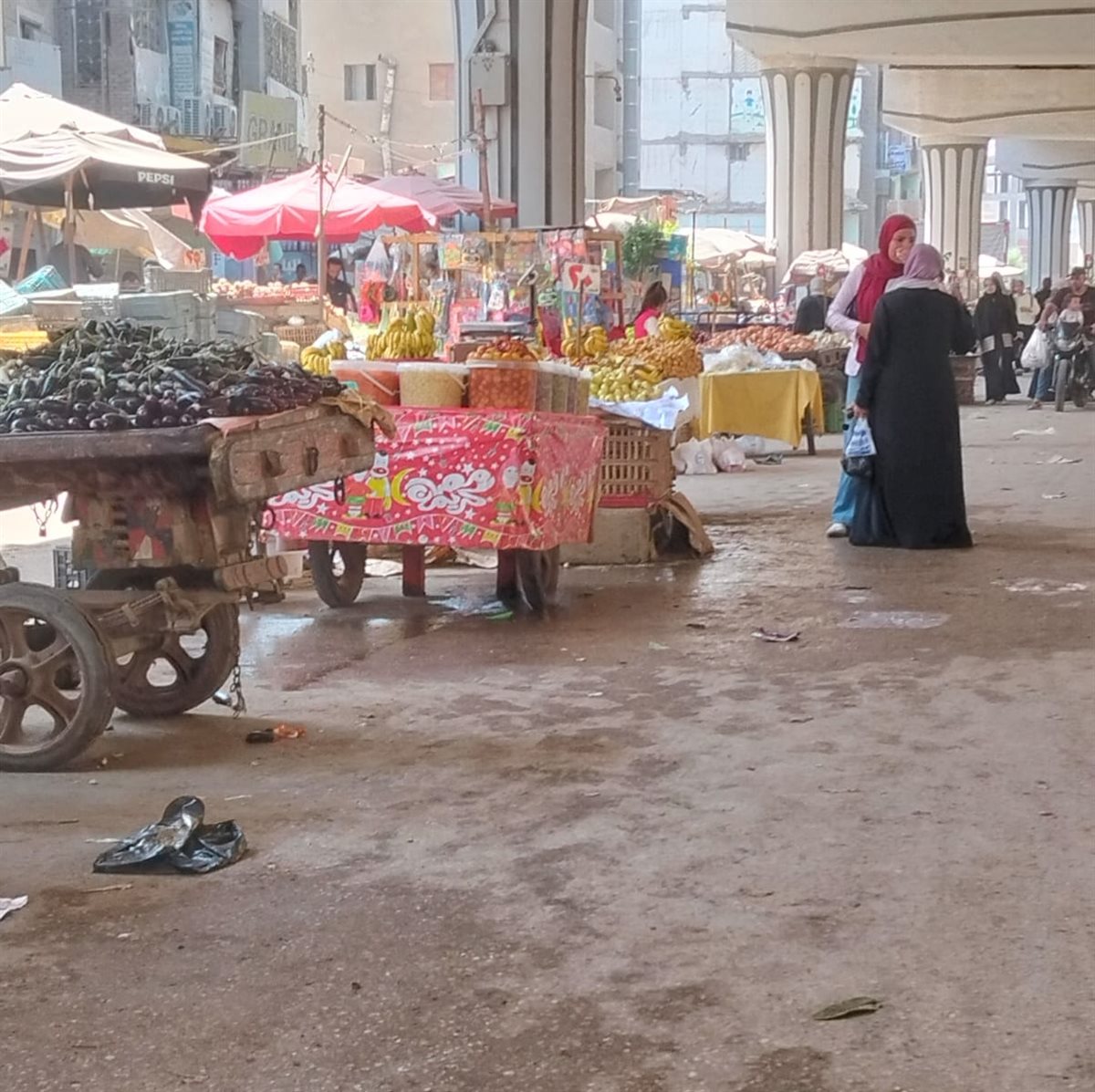 باعة جائلين وسط طريق السيارات
