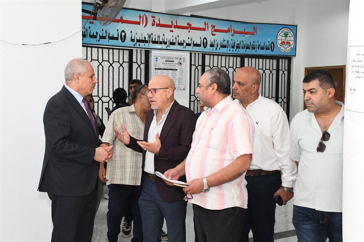 جانب من جولة رئيس الجامعة بالكلية