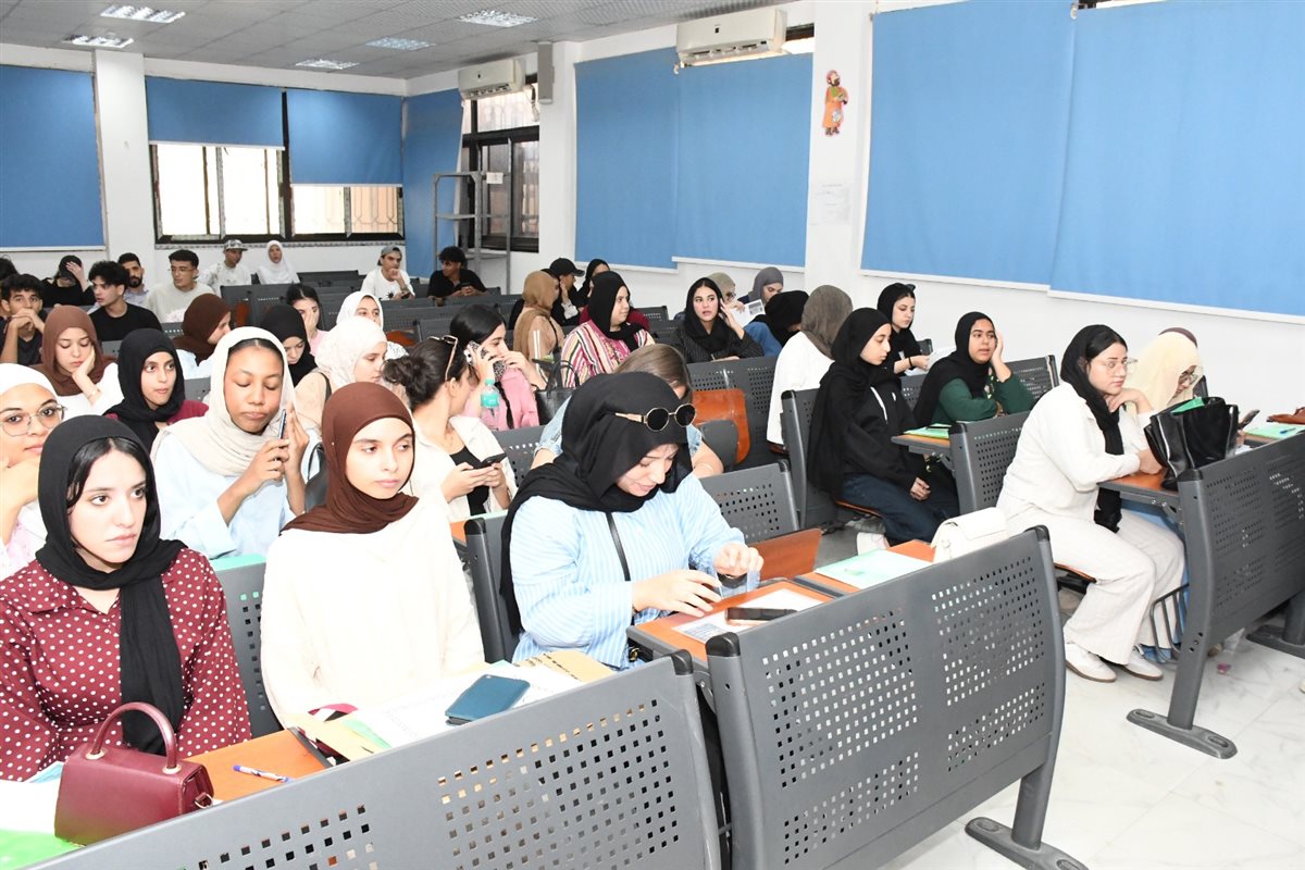 جانب من جولة رئيس الجامعة بالكلية