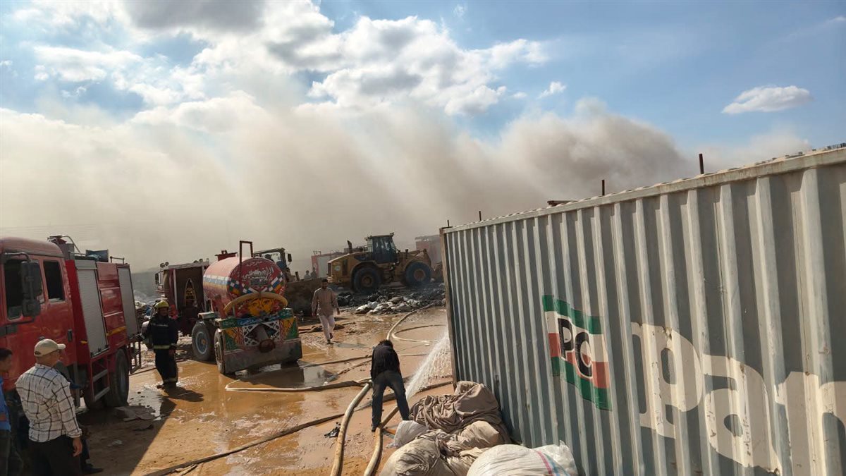 جانب من أعمال السيطرة على الحريق