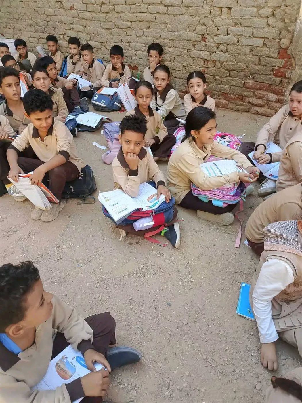جلوس تلاميذ على الأرض بمدرسة العدلية