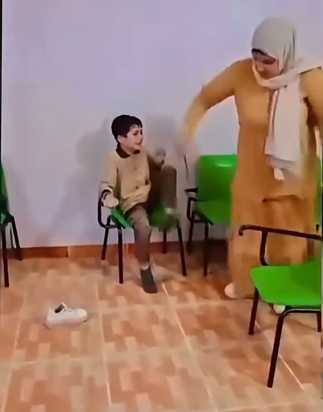 فيديو ضرب طفل ابتدائي