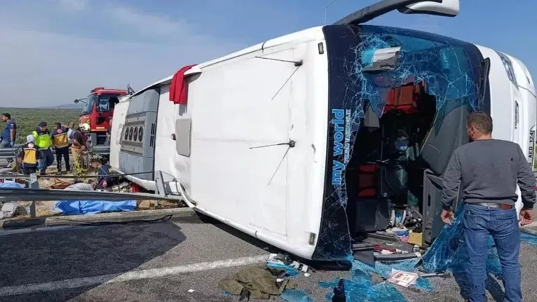 ارتفاع قتلى تصادم شاحنة وحافلة في تركيا إلى 11 شخصًا
