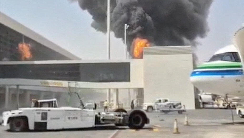 الحوثيون يعلنون استهداف مطار الملك خالد الدولي بالرياض بصاروخ باليستي