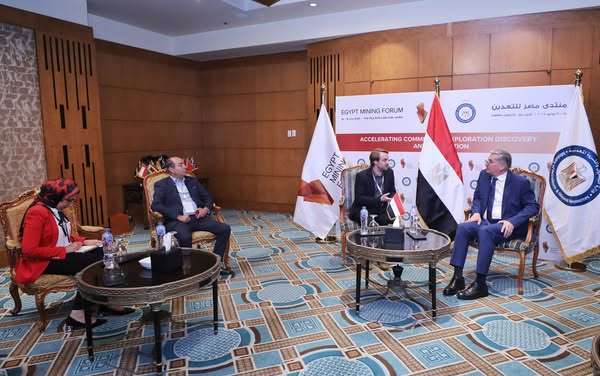 وزير البترول والثروة المعدنية، مع هنري أونسلو مدير الاستكشاف بشركة (باريك جولد)