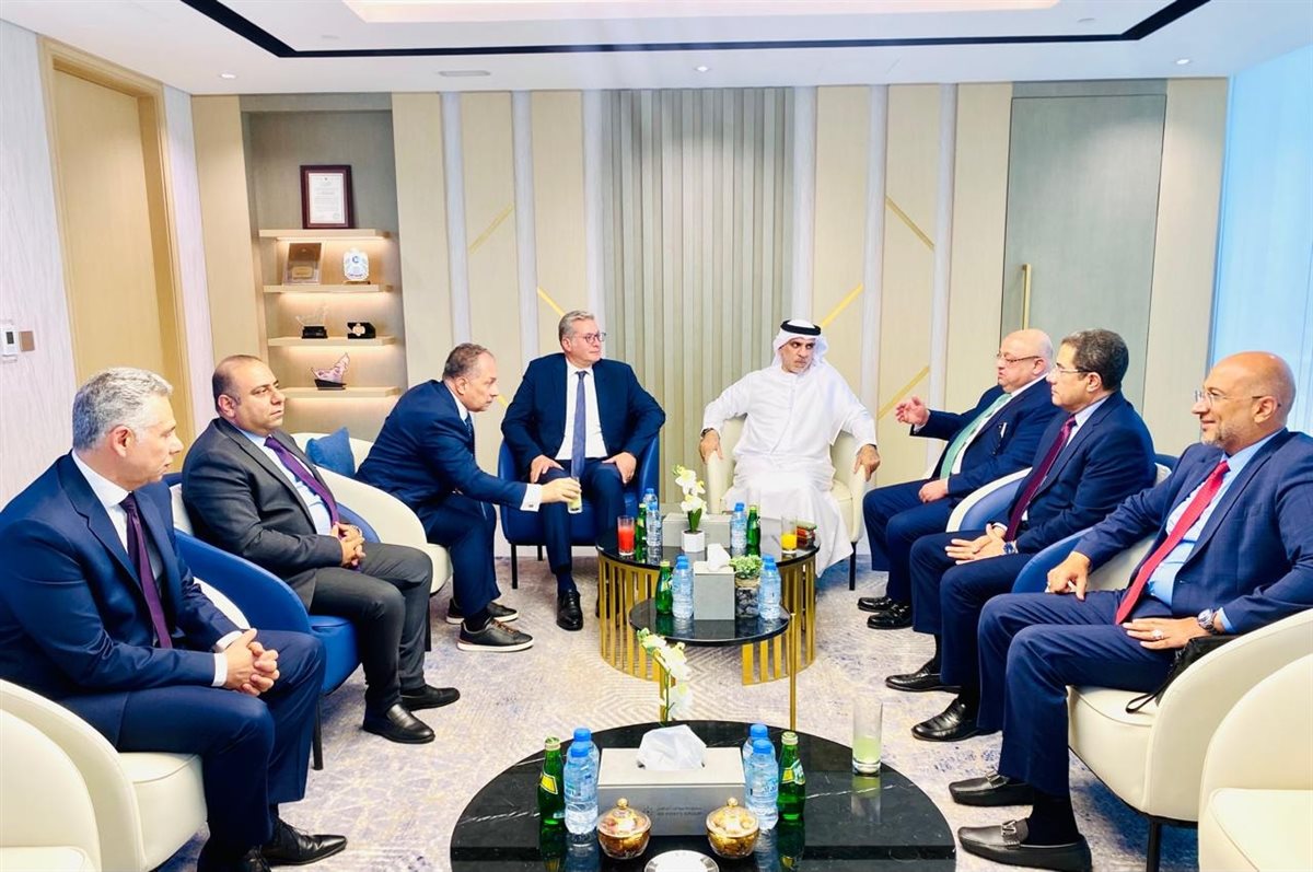 وزير البترول في مقر موانيء أبو ظبي