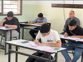 طلاب الدبلومات الفنية