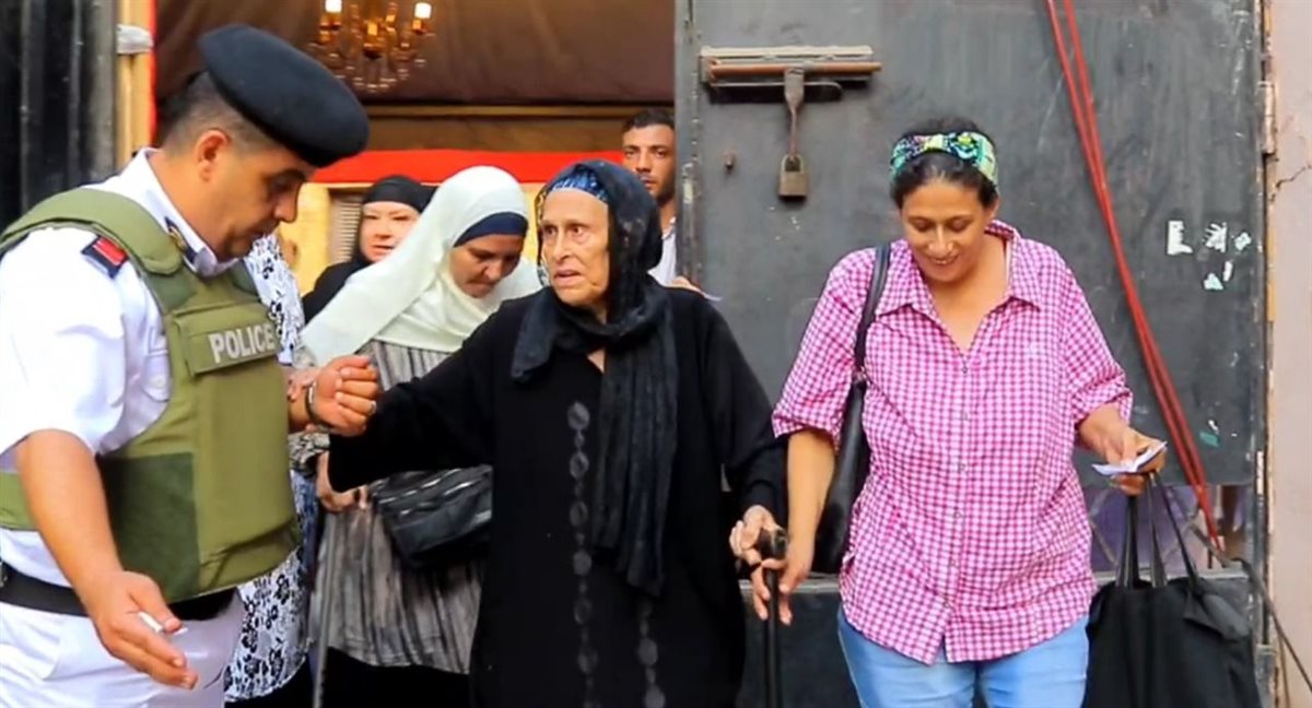 الشرطة تساعد كبار السن