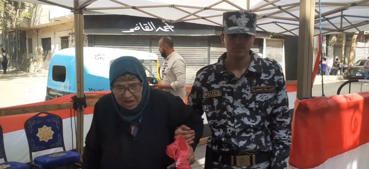الشرطة تساعد كبار السن