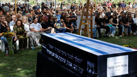 حماس تسلّم جثتي أسيرين إسرائيليين مقابل 15 فلسطينياً