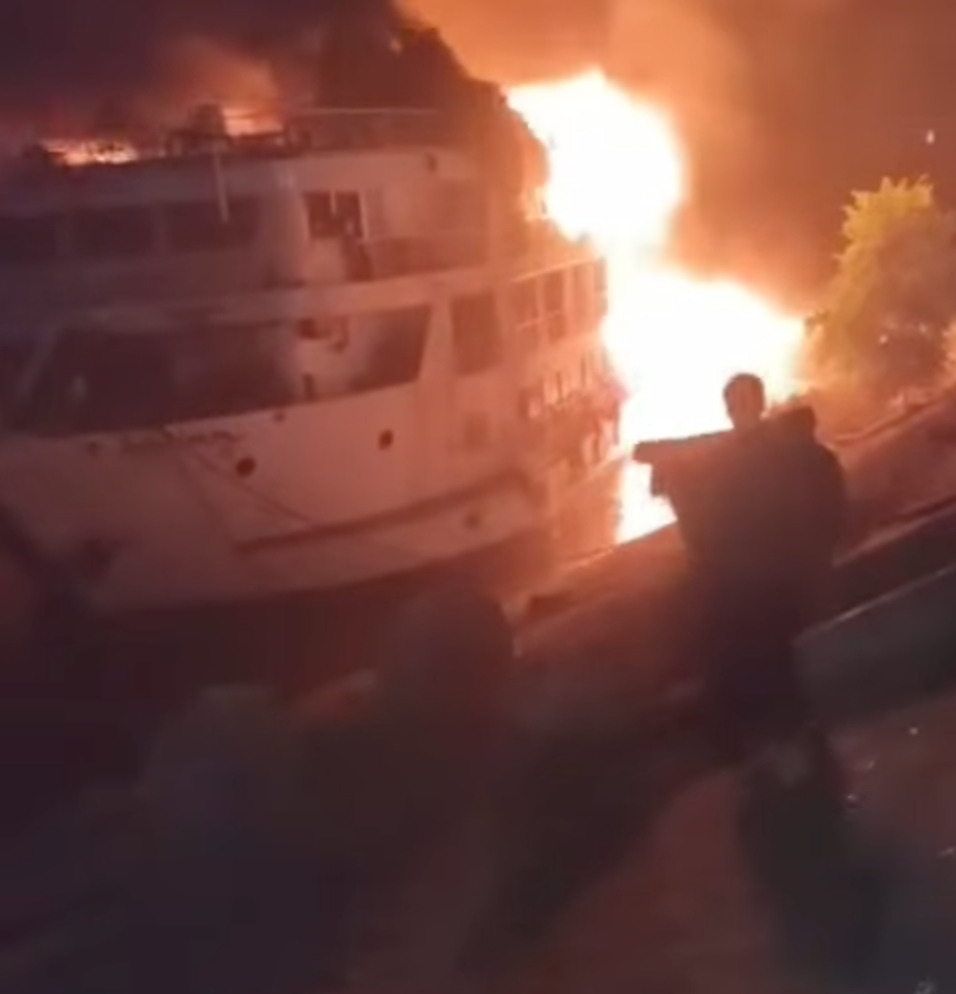 حريق مركب سياحي في الأقصر