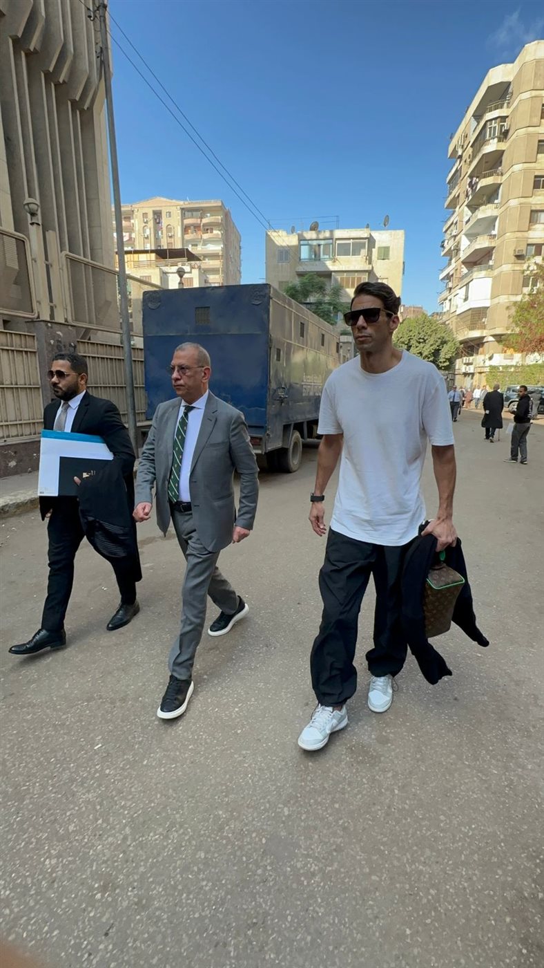 لحظة وصول شريف إكرامي 