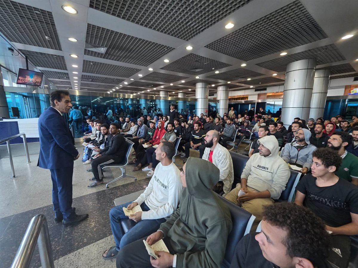 الخارجية المصرية تستعيد مواطنين من ليبيا