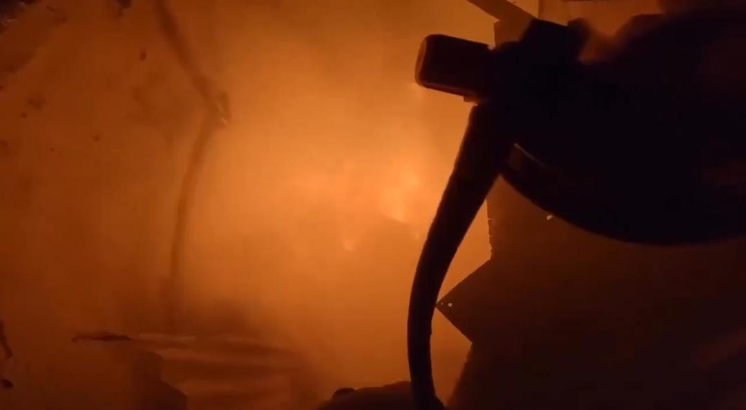 محاولة رجال الإطفاء من السيطرة على حريق الأبراج السكنية