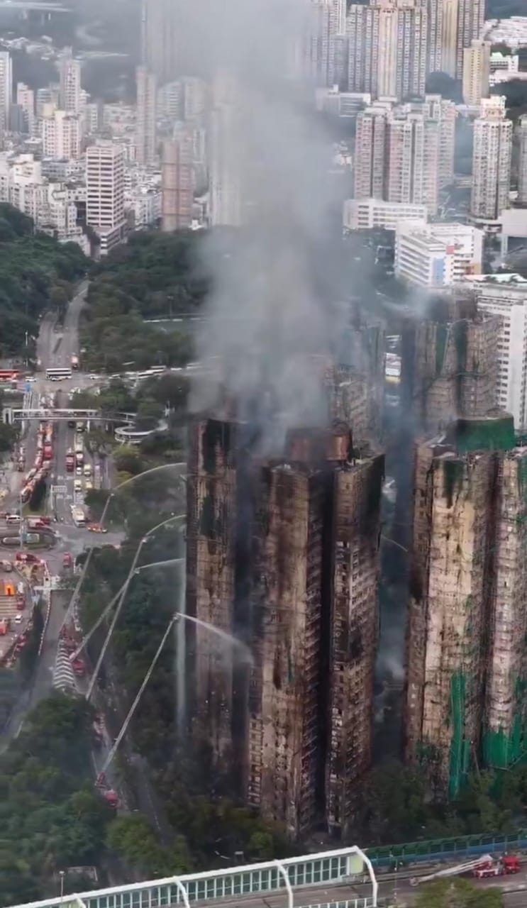 حريق هائل يهز الأبراج السكنية في هونج كونج