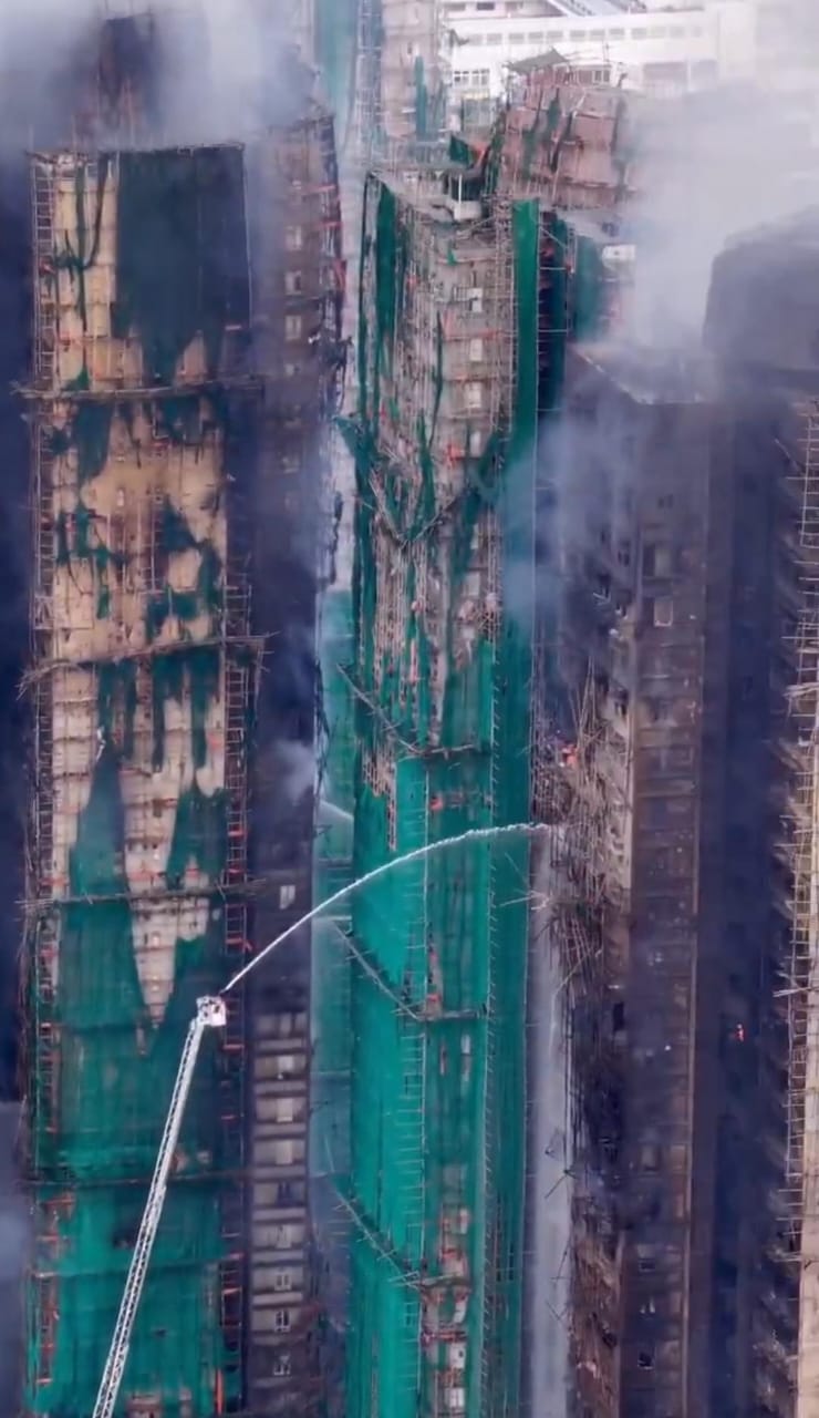 رجال الإطفاء يحاولون السيطرة على كارثة هونج كونج