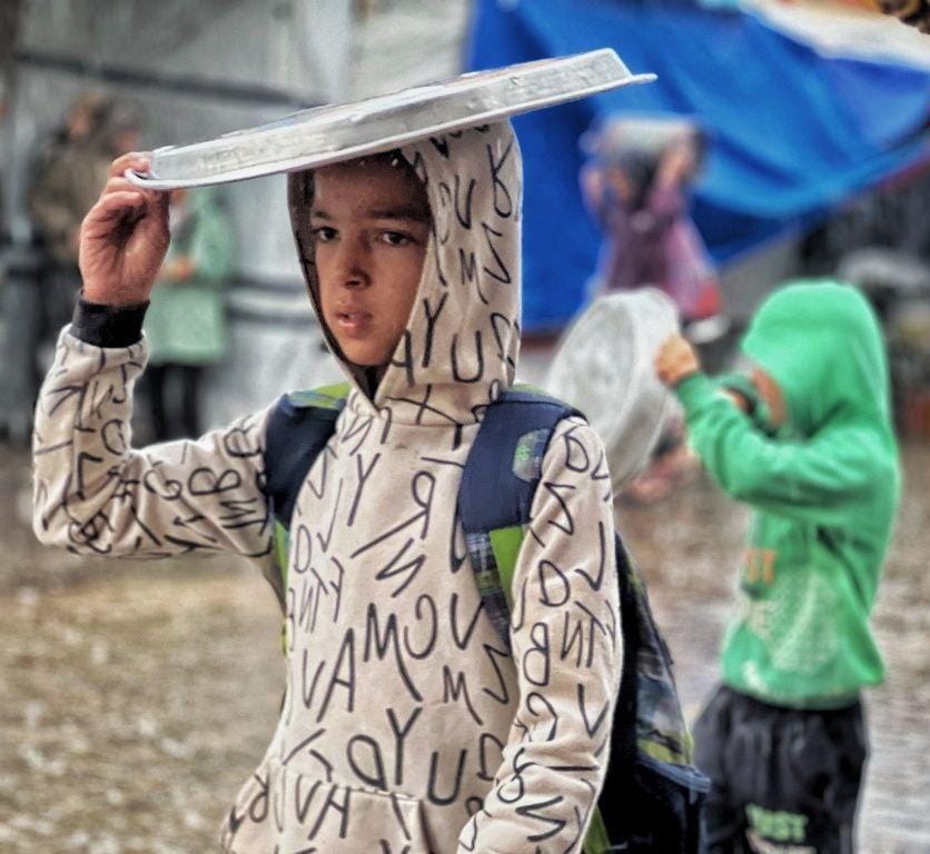 أطفال غزة بين أمطار الشتاء 