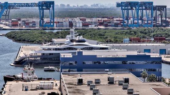 يخت مؤسس ميتا