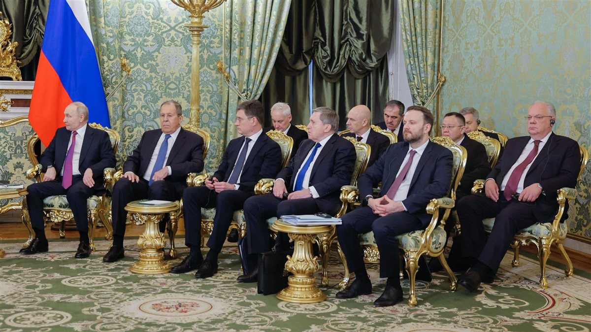 وزير الخارجية الروسي سيرجي لافروف أثناء قمة بوتين والشرع