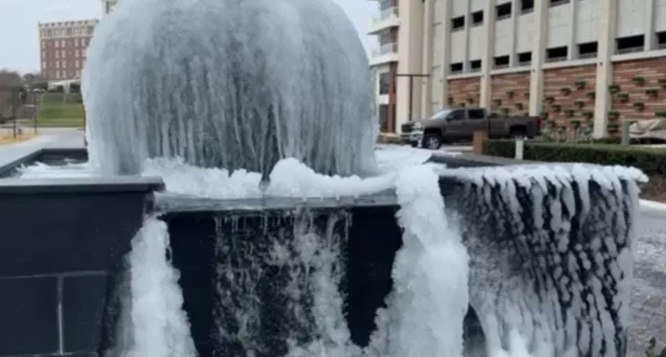 صقيع غير مسبوق يضرب نوافير فرجينيا بيتش