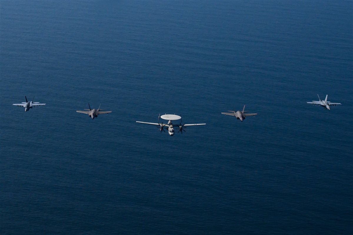 حاملة الطائرات الأميركية يو إس إس أبراهام لينكولن