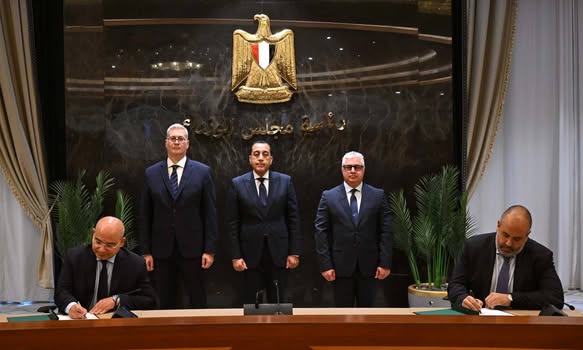 جانب من التوقيع