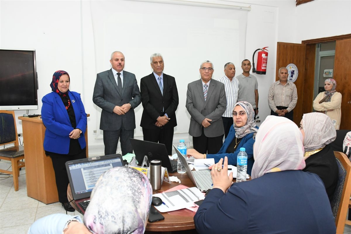 الدكتور ناصر مندور يتفقد فاعليات الدورة