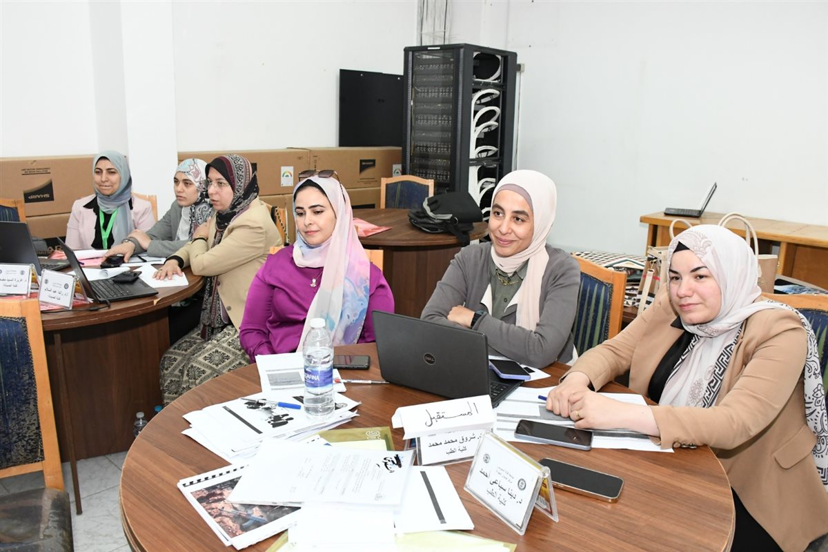 الدكتور ناصر مندور يتفقد فاعليات الدورة