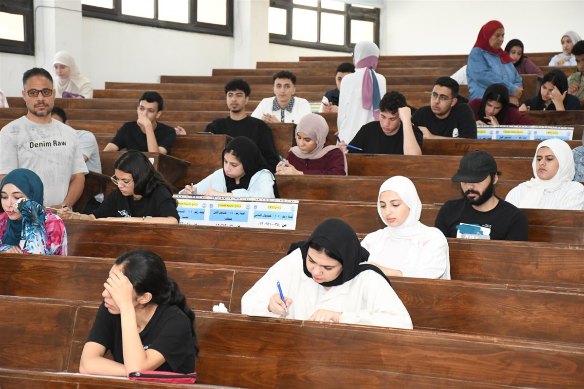 جولة رئيس الجامعة باللجان