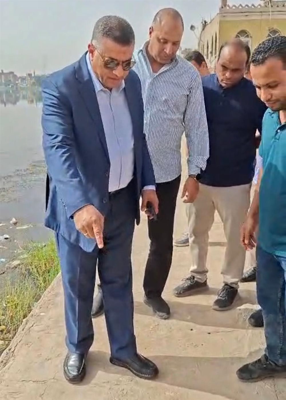 محافظ قنا خلال تفقده هبوط المرسى السياحي