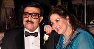 هل كانت دلال عبد العزيز تعرف بخبر وفاة سمير غانم؟ لم تستطع استنشاق هواء الدنيا وقد غاب عنها حبيبها واختارت ألا يكون بينهما وداع وفراق بل لقاء للأبد.. وشعرت بموته رغم حرص