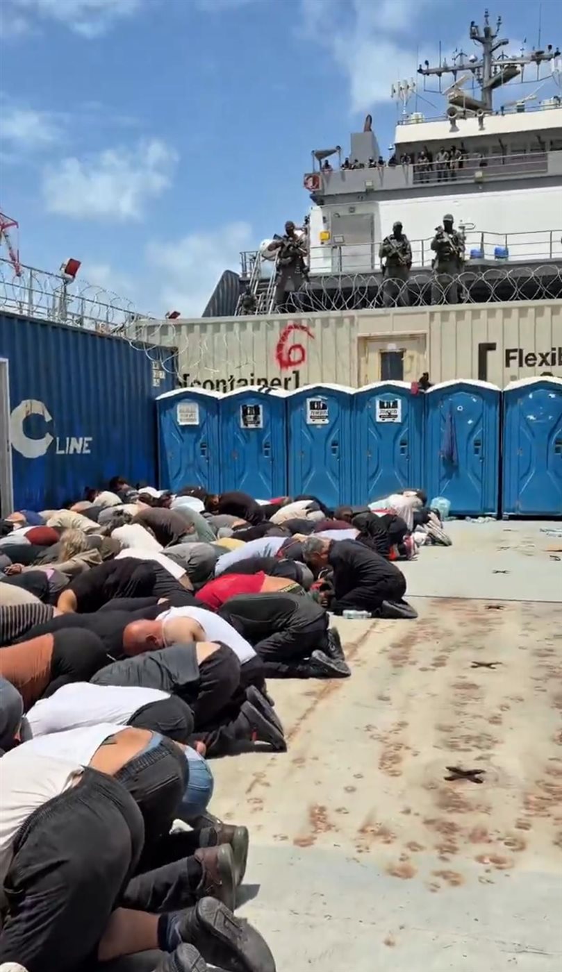 لحظة احتجاز ناشطي أسطول الصمود مكبلين
