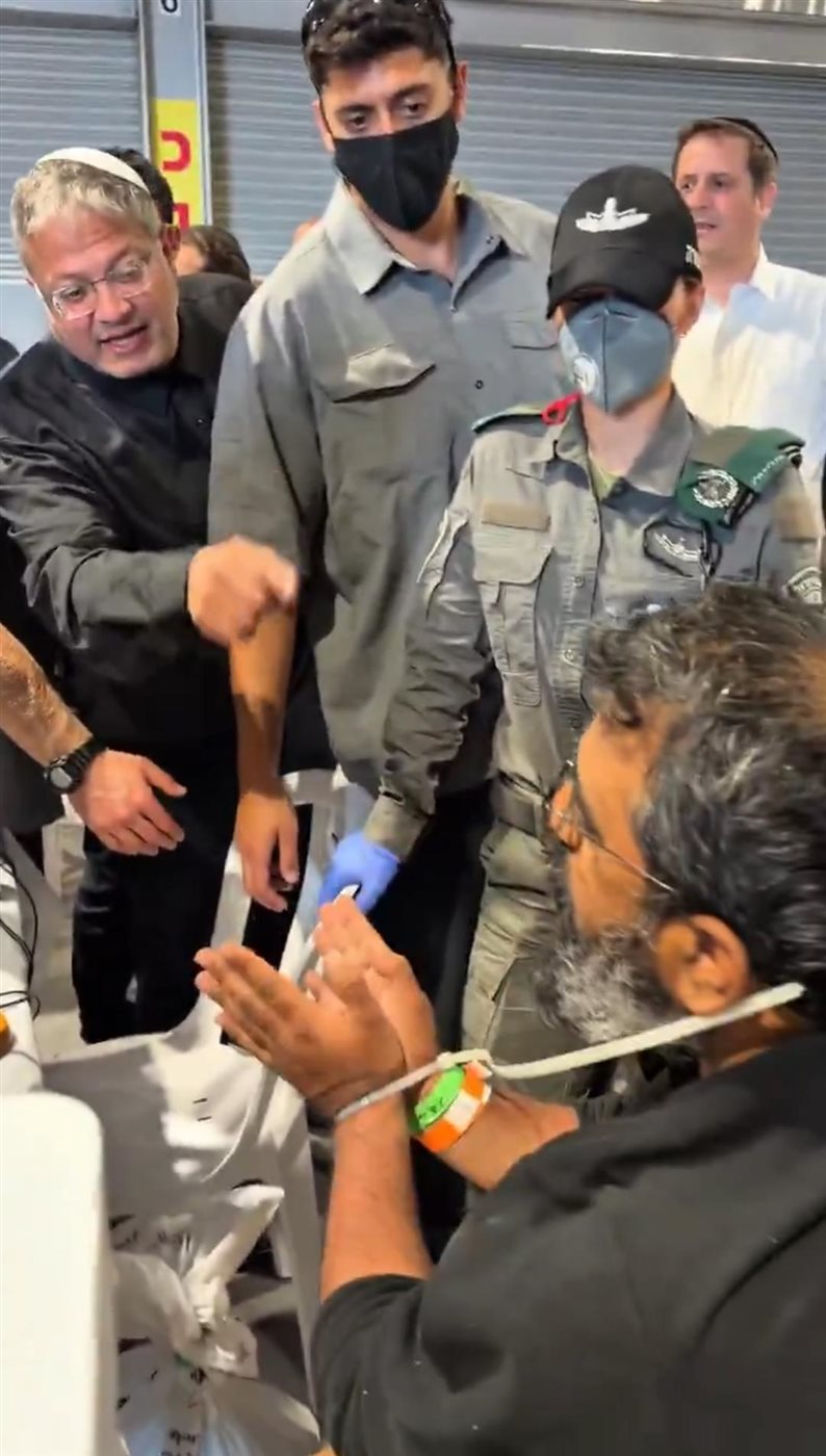 لحظة احتجاز ناشطي أسطول الصمود مكبلين