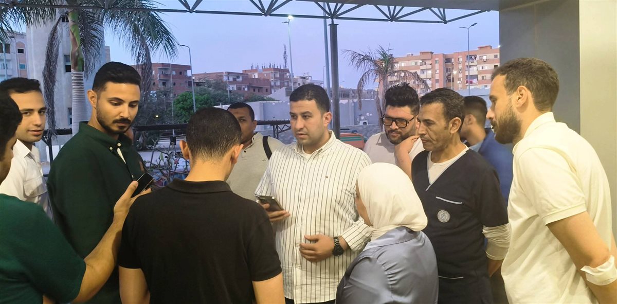 مدير فرع الرعاية الصحية ووكيل وزارة الصحة بالإسماعيلية، يشرفان على عملية إنقاذ المصابين