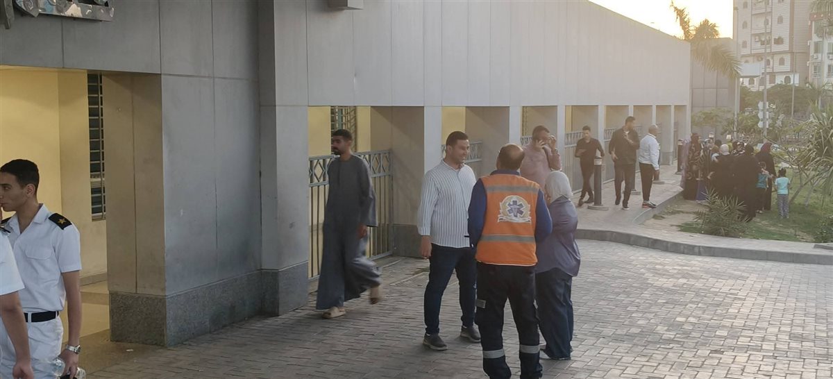 مدير فرع الرعاية الصحية ووكيل وزارة الصحة بالإسماعيلية، يشرفان على عملية إنقاذ المصابين