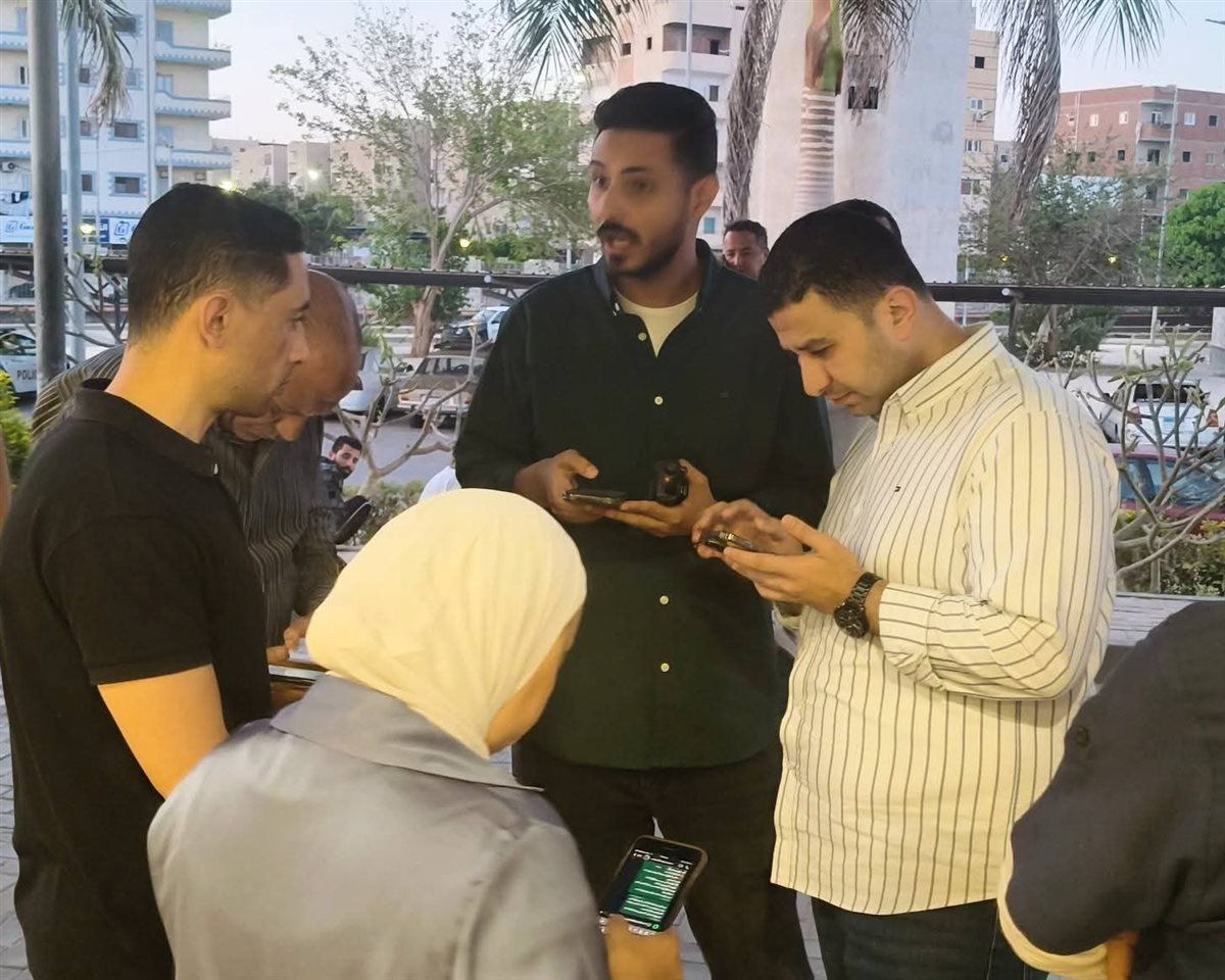 مدير فرع الرعاية الصحية ووكيل وزارة الصحة بالإسماعيلية، يشرفان على عملية إنقاذ المصابين
