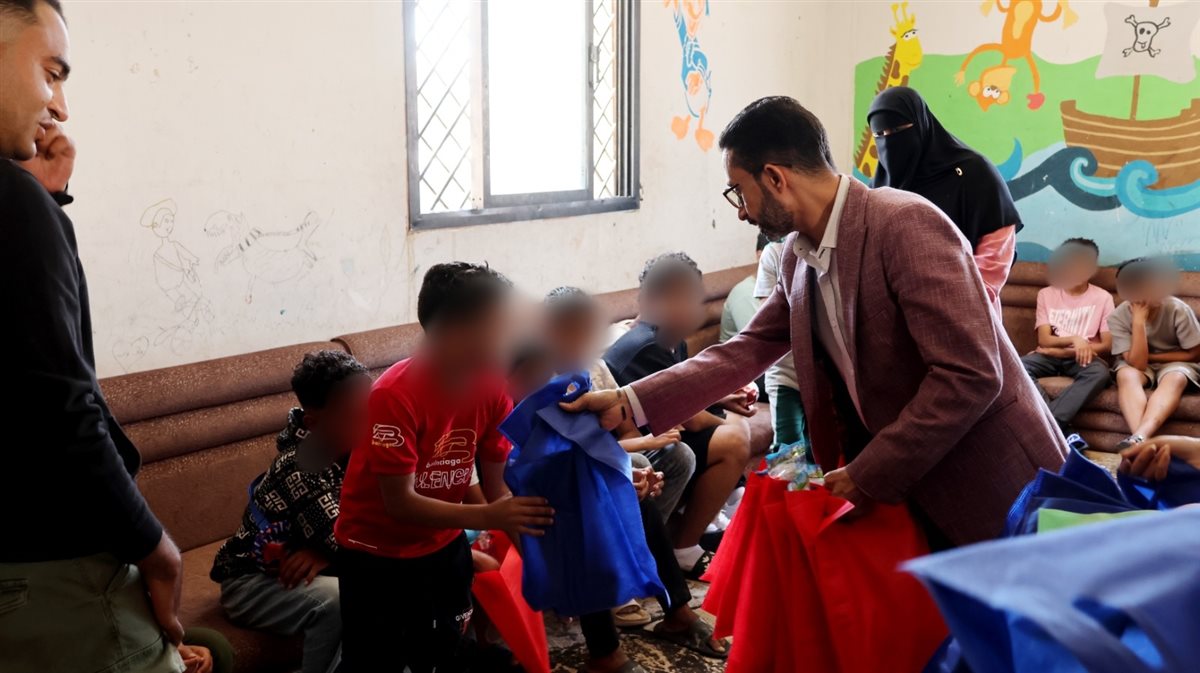 محافظ الإسماعيلية خلال لقائه مع الأطفال