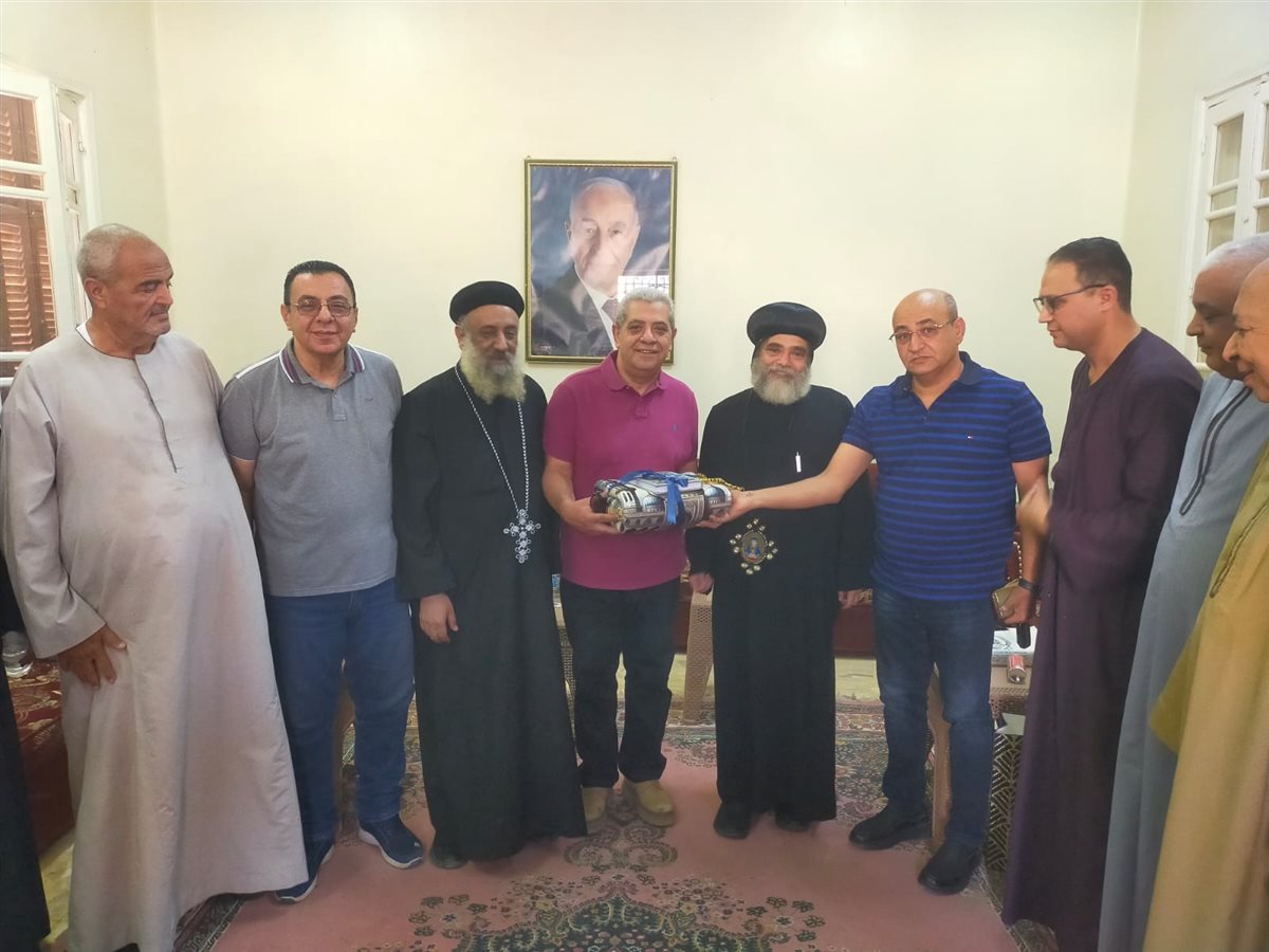 الأنبا بضابا في زيارة منزل الراحل فهمي عمر بقنا
