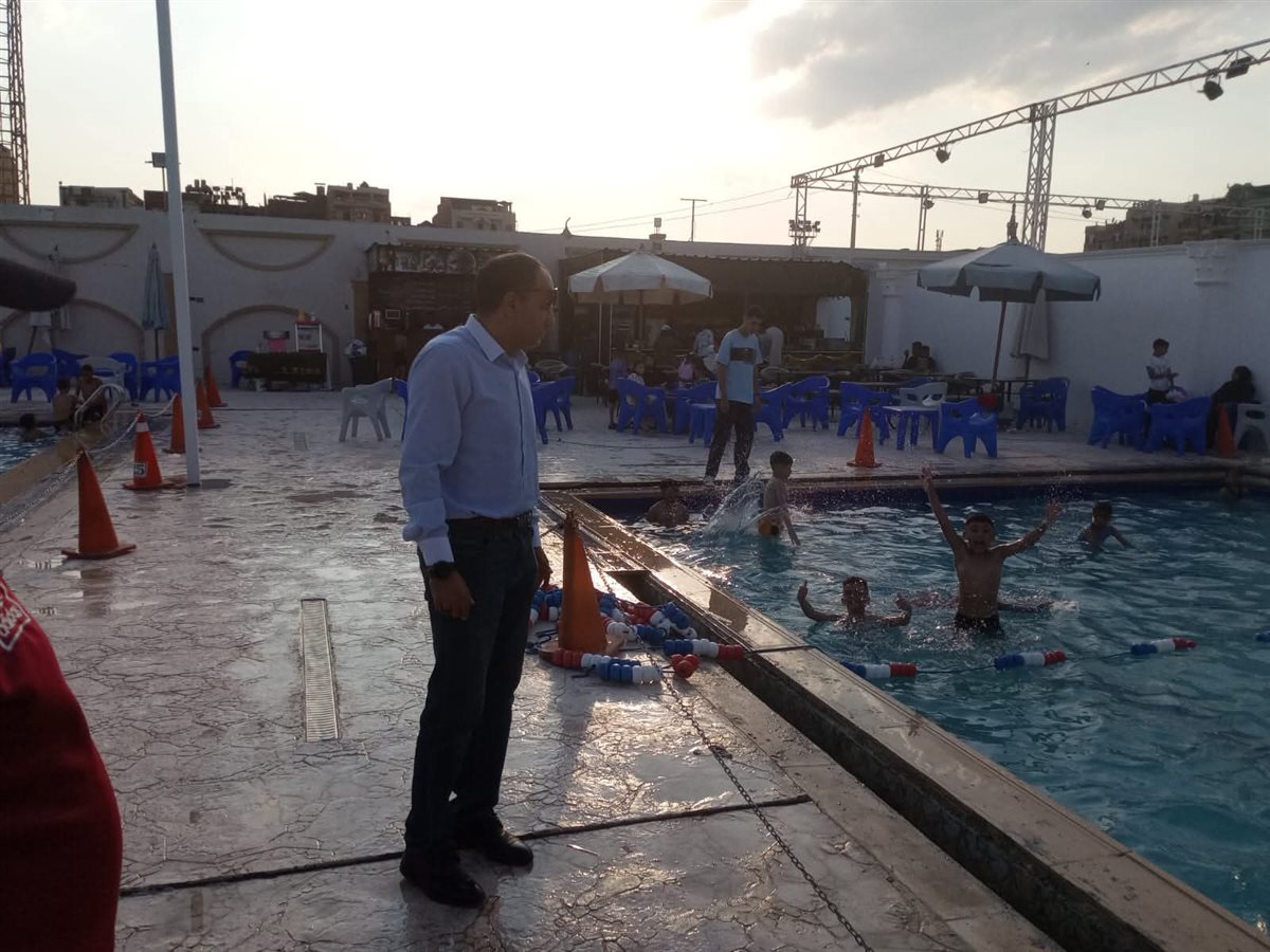 حمامات السباحة بمراكز الشباب