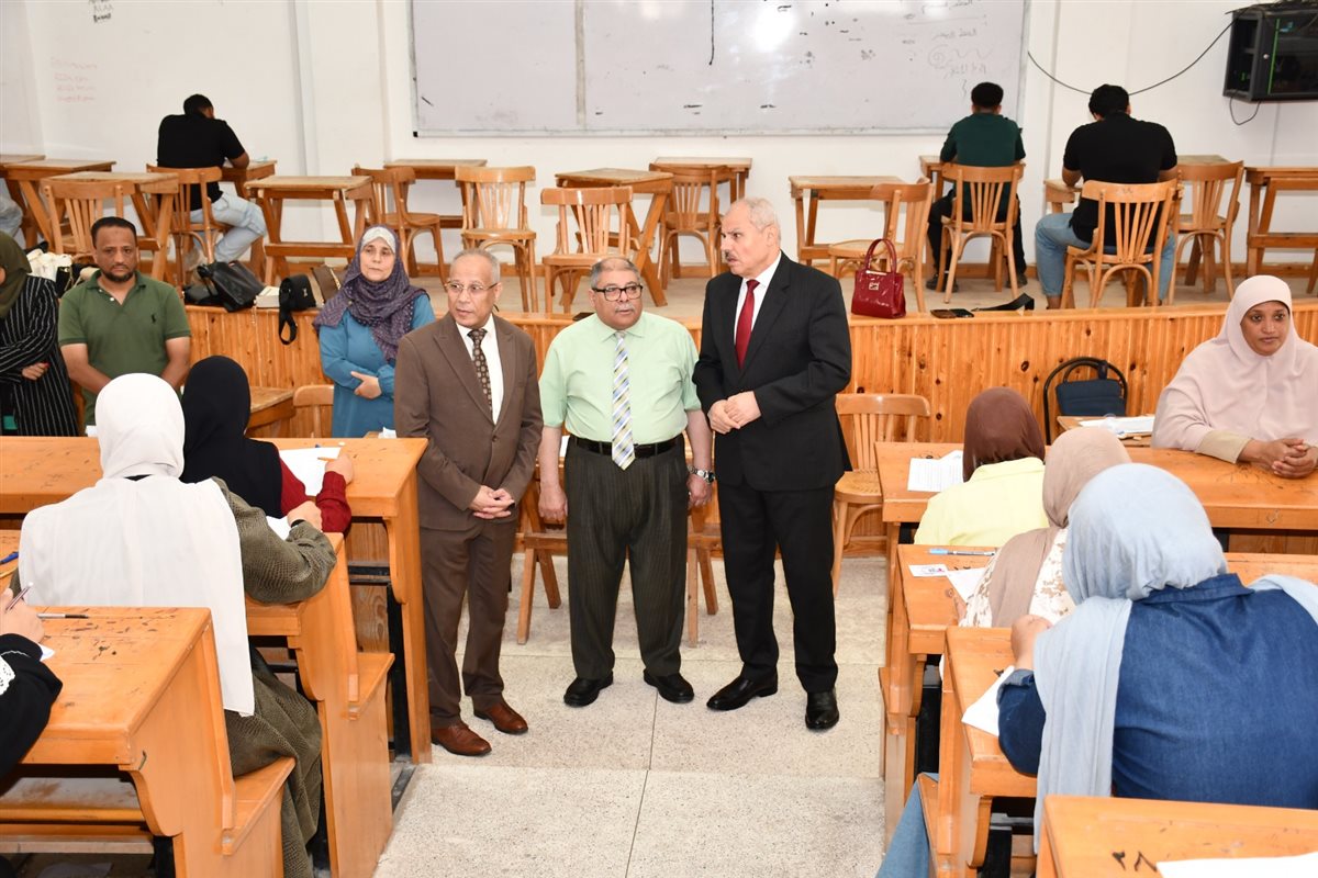 جانب من جولة رئيس جامعة قناة السويس بلجان امتحانات كلية التربية