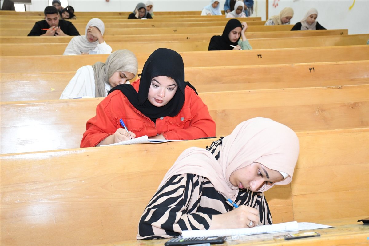 جانب من جولة رئيس جامعة قناة السويس بلجان امتحانات كلية التربية