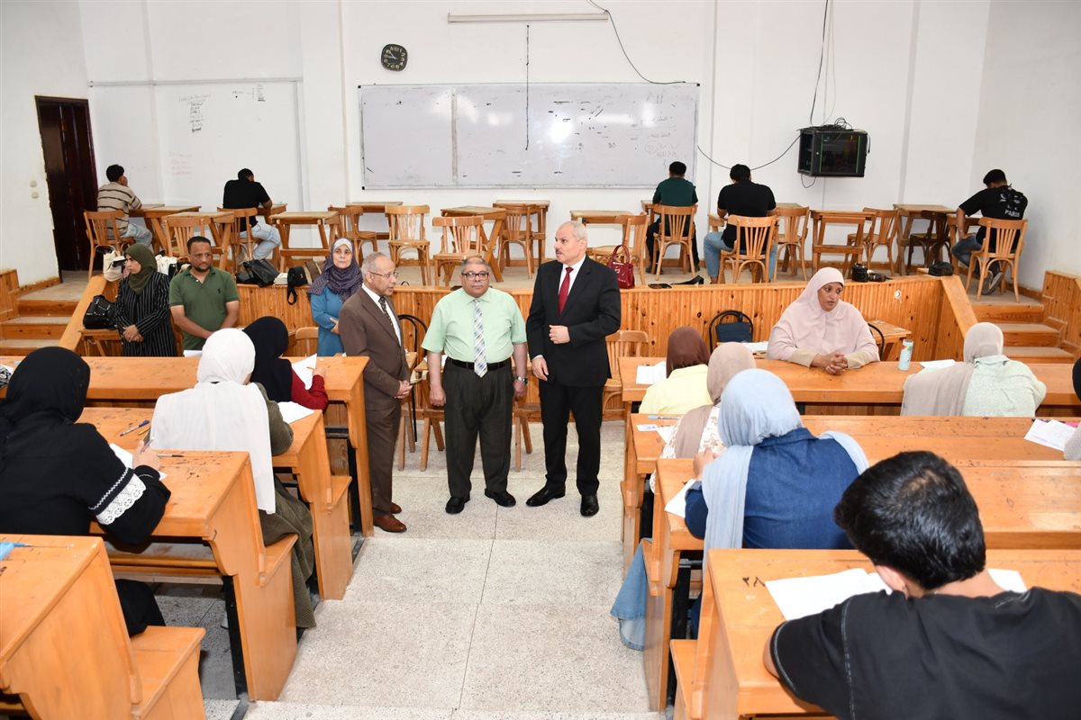 جانب من جولة رئيس جامعة قناة السويس بلجان امتحانات كلية التربية