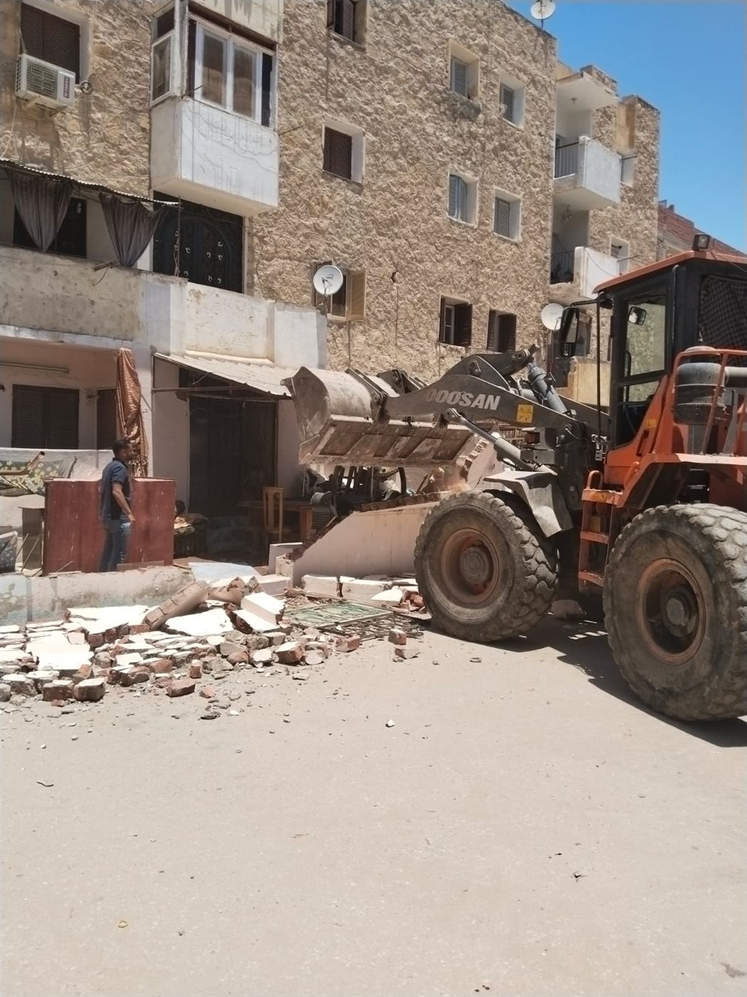 إزالة الإشغالات والتعديات المخالفة بحي ثالث بالإسماعيلية