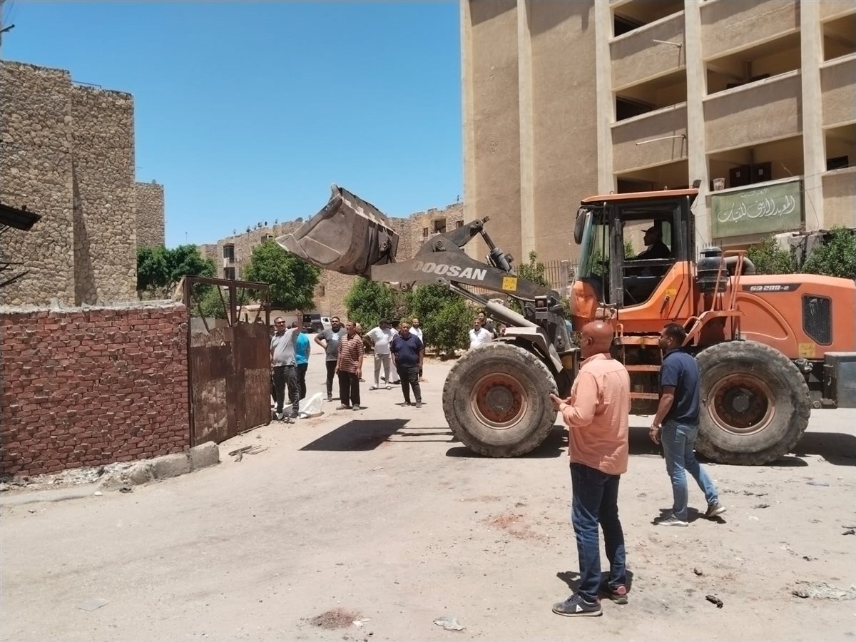 إزالة الإشغالات والتعديات المخالفة بحي ثالث بالإسماعيلية